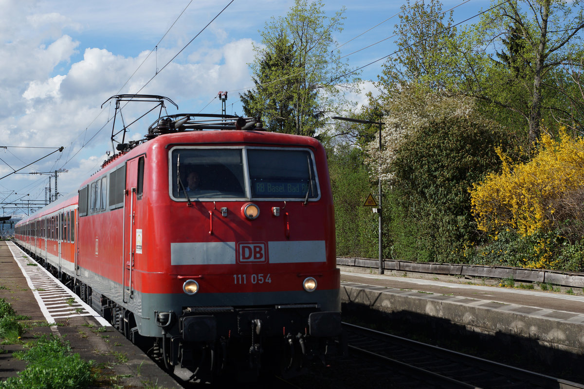 DB: Frühlingsstimmung in Haltingen am 14. April 2016. RB Offenburg-Basel Bad Bf mit der 111 054.
Foto: Walter Ruetsch