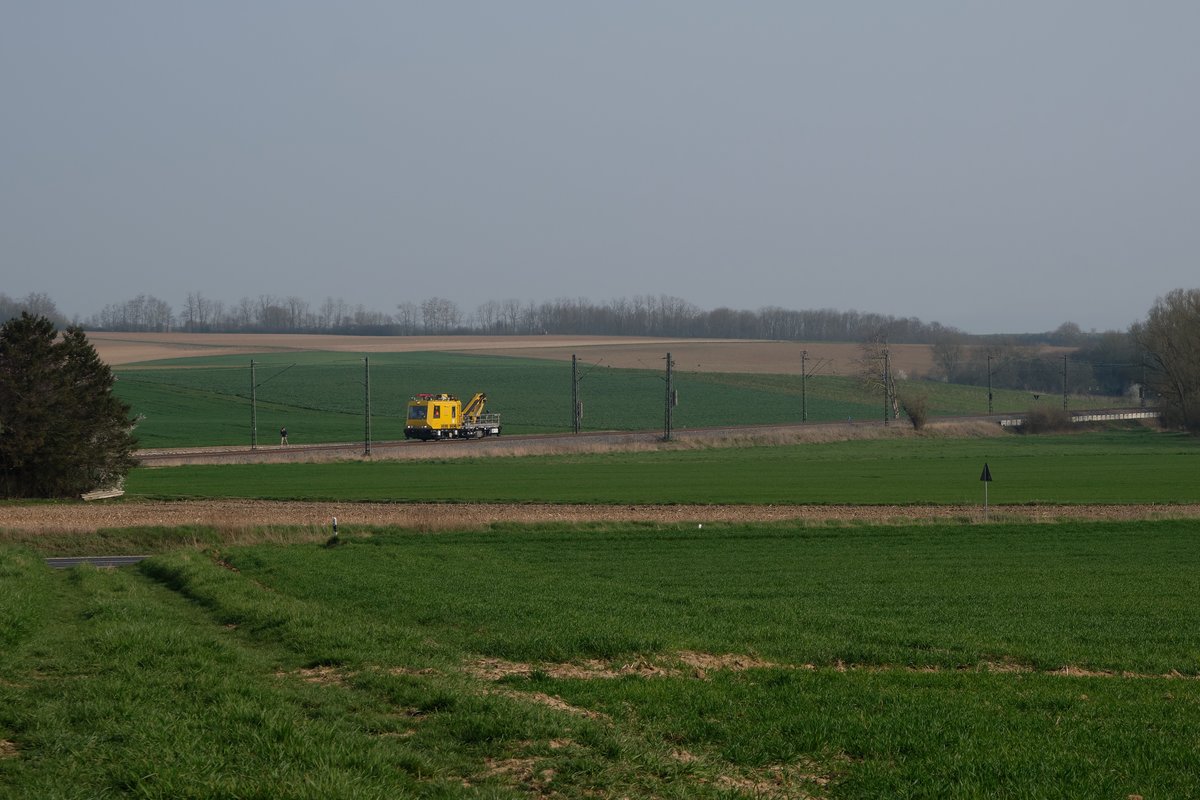 DB GAF 100 R/H auf der Bahnstrecke Friedberg-Hanau (KBS 633) bei Nidderau Ostheim am 20. März 2020
