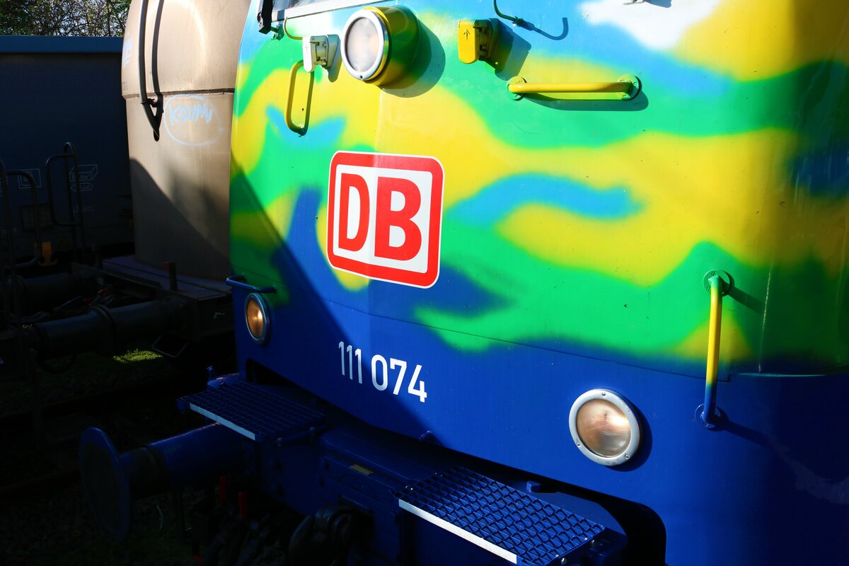 DB Gebrauchtzug 111 074-1 DB Logo am 05.11.22 in Hanau Hbf
