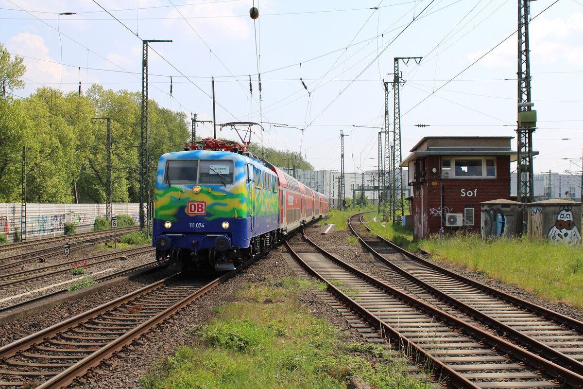 DB Gebrauchtzug 111 074  Hilde  im Touristikzug-Lack fährt am 02.05.2022 mit der RB48-Ersatzgarnitur nach Wuppertal-Oberbarmen in Köln Süd ein.