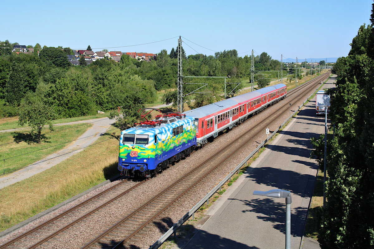 DB Gebrauchtzug 111 074  Hilde  war am 03.07.2022 zu Gast im Murgtal und zieht hier den morgentlichen Radexpress von Ludwigshafen(Rh)Hbf nach Freudenstadt durch Bad Rotenfels.