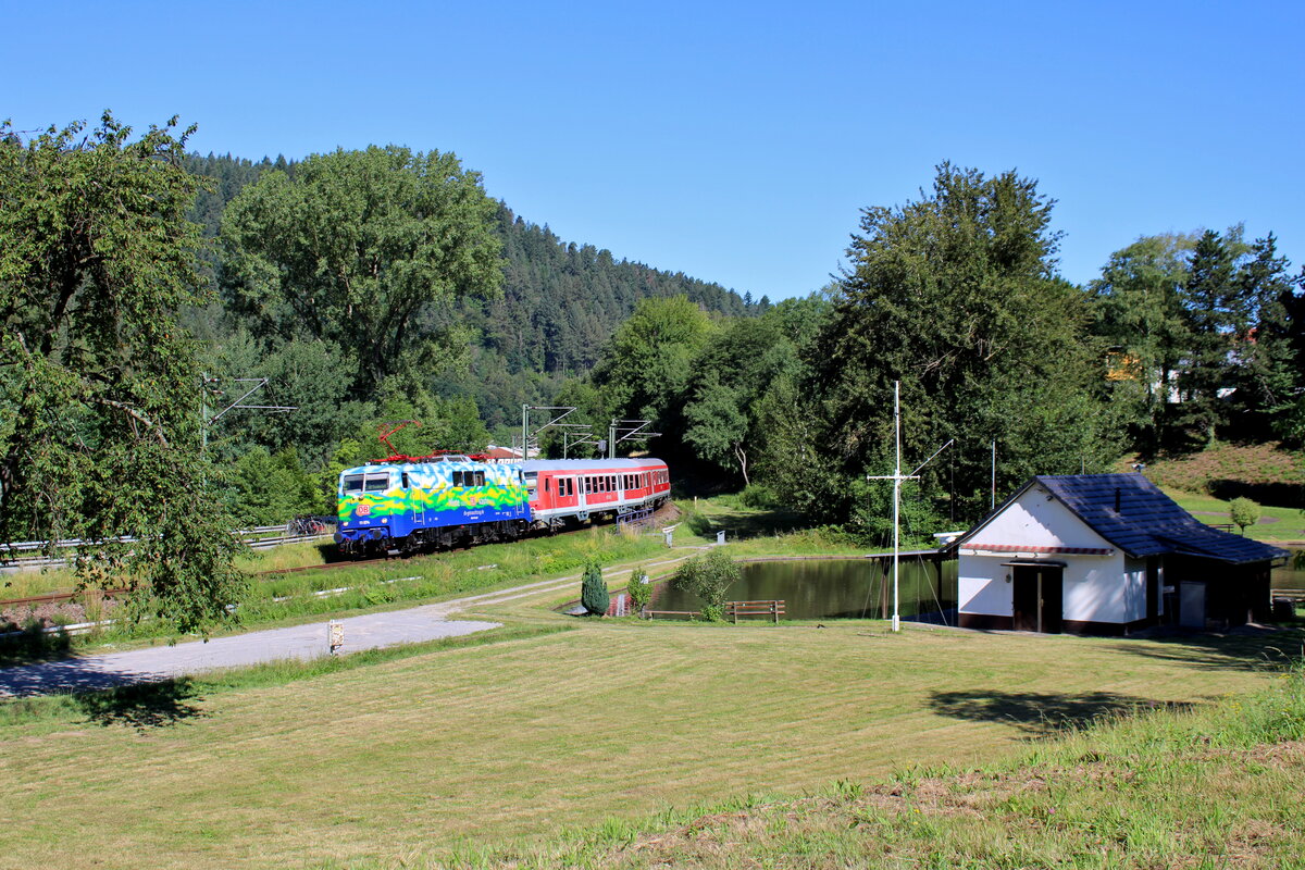 DB Gebrauchtzug 111 074  Hilde  war am 03.07.2022 zu Gast im Murgtal und zieht hier den morgentlichen Radexpress von Ludwigshafen(Rh)Hbf nach Freudenstadt durch Obertsrot.