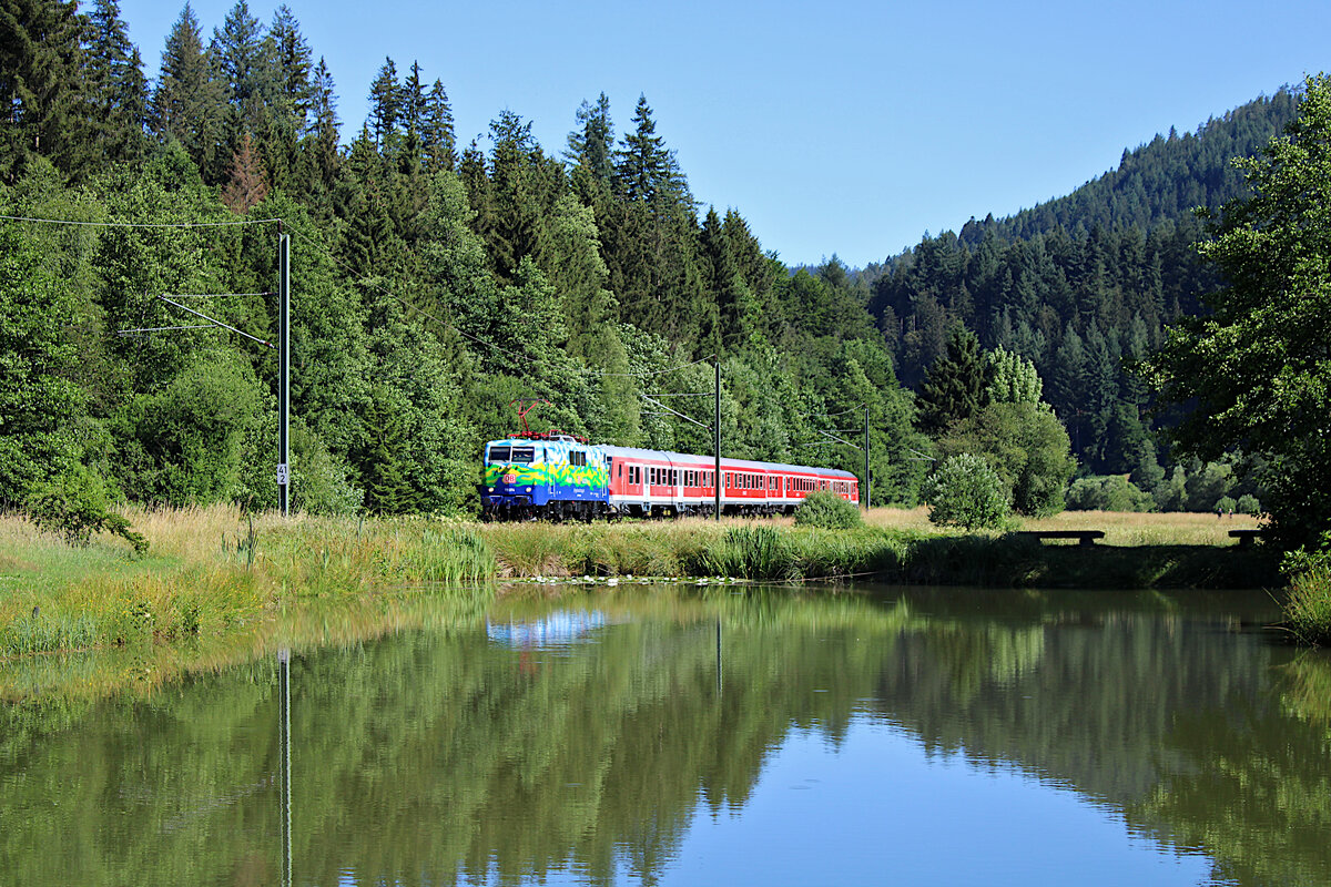 DB Gebrauchtzug 111 074  Hilde  war am 03.07.2022 zu Gast im Murgtal und zieht hier den morgentlichen Radexpress von Ludwigshafen(Rh)Hbf nach Freudenstadt, hier bei Röt.