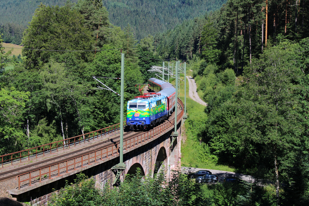 DB Gebrauchtzug 111 074  Hilde  war am 02.07.2022 zu Gast im Murgtal und zieht hier den morgentlichen Radexpress von Ludwigshafen(Rh)Hbf nach Freudenstadt durch Christophstal.