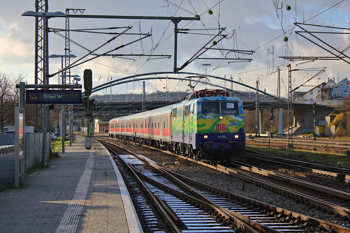 DB Gebrauchtzug 111 074  Hilde  erreicht mit dem WFL-Ersatzzug auf dem MEX17a den Bahnhof Mühlacker auf der Fahrt von Pforzheim Hbf nach Bietigheim-Bissingen. (20.01.2023)
