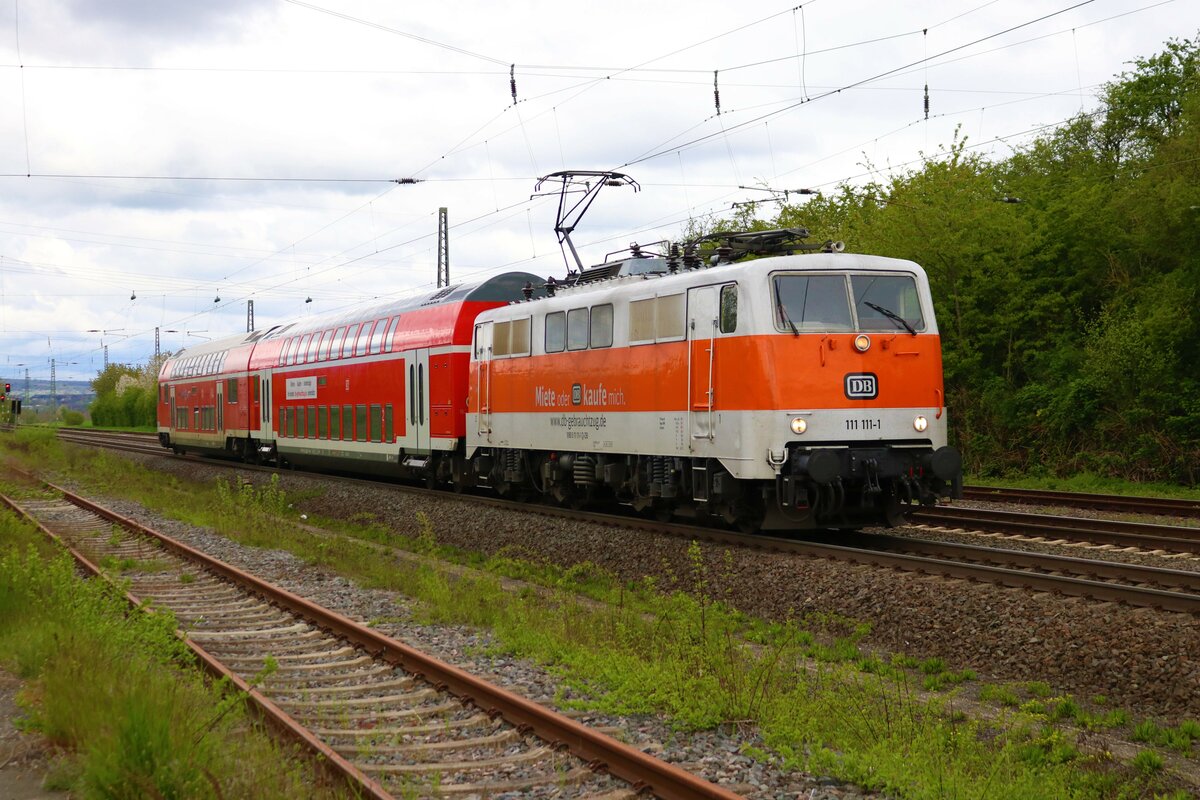 DB Gebrauchtzug 111 111-1 mit dem RB49 Ersatzzug am 29.04.23 in Niddatal Assenheim