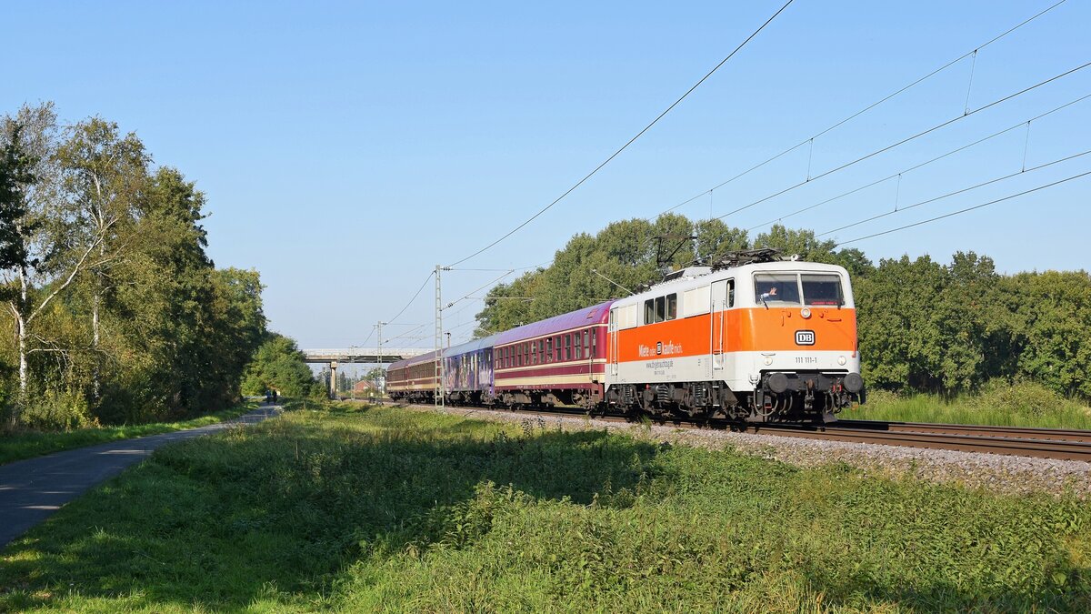 DB Gebrauchtzug 111 111  Miete oder kaufe mich  mit Sonderzug der Mller-Touristik von Scheeel nach Kln Hbf (Diepholz-Graftlage, 10.10.2021).