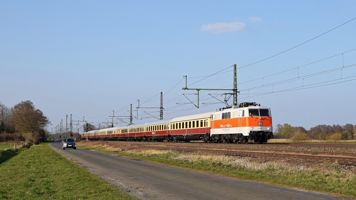 DB Gebrauchtzug 111 111, vermietet an AKE, mit AKE-RHEINGOLD-Sonderzug auf der Rückfahrt von einem mehrtägigen Aufenthalt an verschiedenen Orten an der Nordseeküste nach Koblenz Hbf (Diepholz, 24.03.2022).