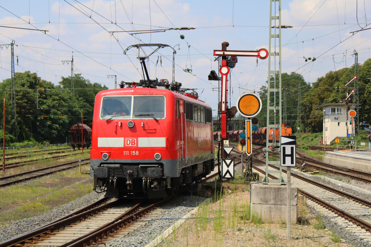 DB Gebrauchtzug 111 158 am 29.06.2022 beim Umsetzen in Hanau Südseite für den RB49-Ersatzzug der Centralbahn.