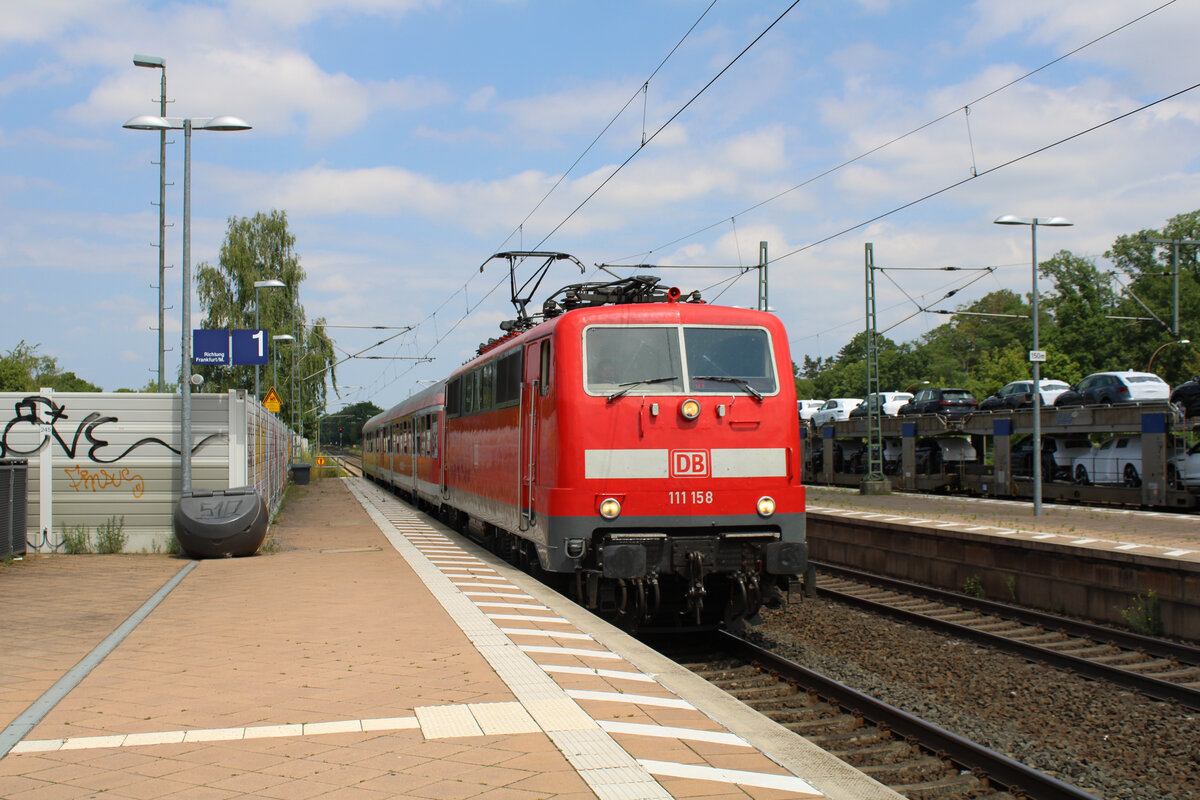 DB Gebrauchtzug 111 158 fährt am 29.06.2022 mit dem RB49-Ersatzzug der Centralbahn nach Hanau in Bad Nauheim ein.