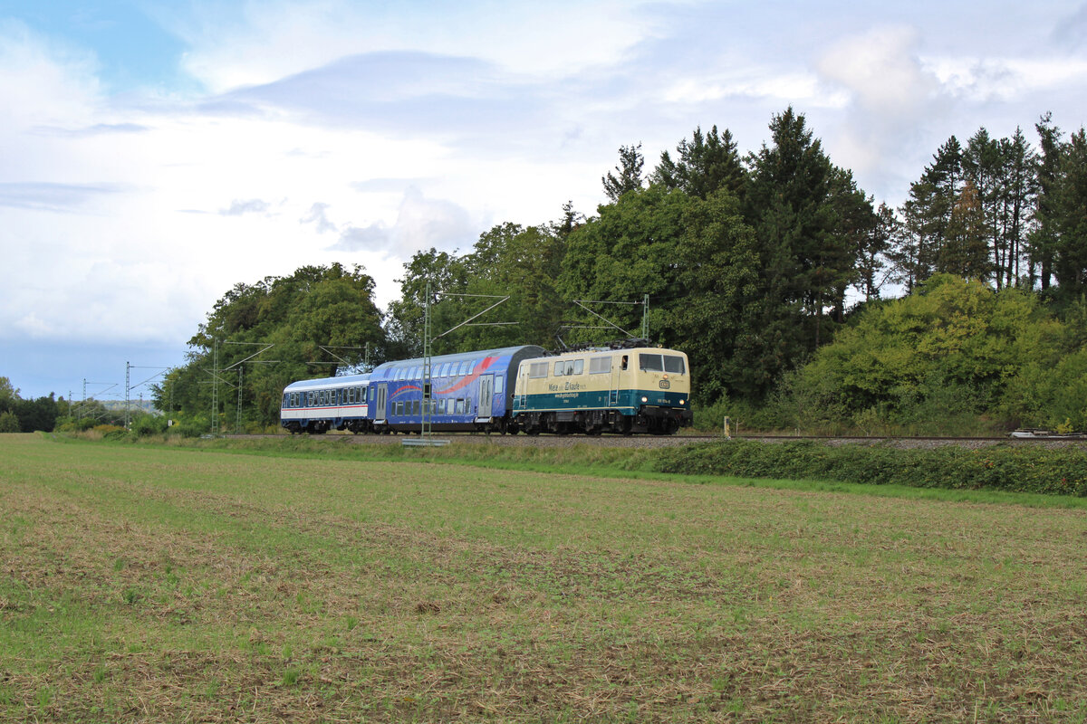 DB Gebrauchtzug 111 174  Elfriede  ist am 19.09.2022 für TRI mit einem Ersatzzug auf der RB17c von Bruchsal nach Bretten unterwegs, hier gerade zwischen Helmsheim und Gondelsheim.