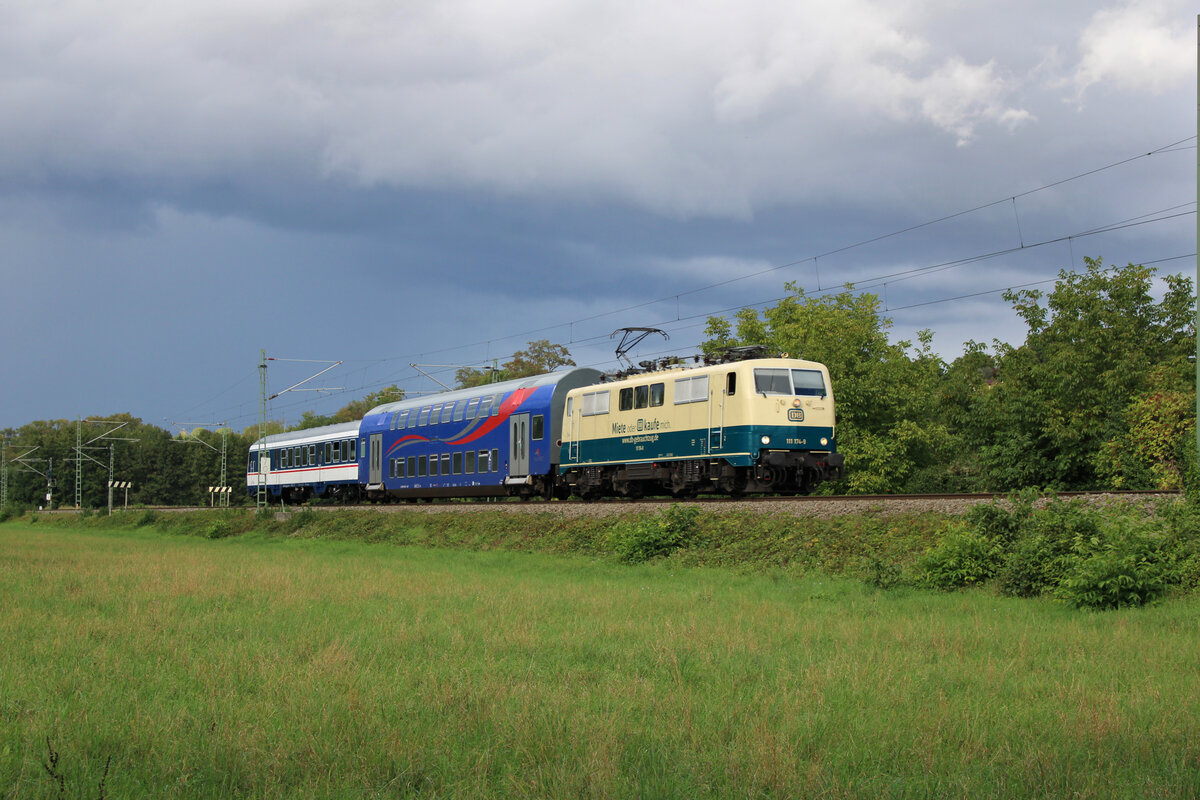 DB Gebrauchtzug 111 174  Elfriede  ist am 19.09.2022 für TRI mit einem Ersatzzug auf der RB17c von Bruchsal nach Bretten unterwegs, hier gerade zwischen Heidelsheim und Helmsheim.