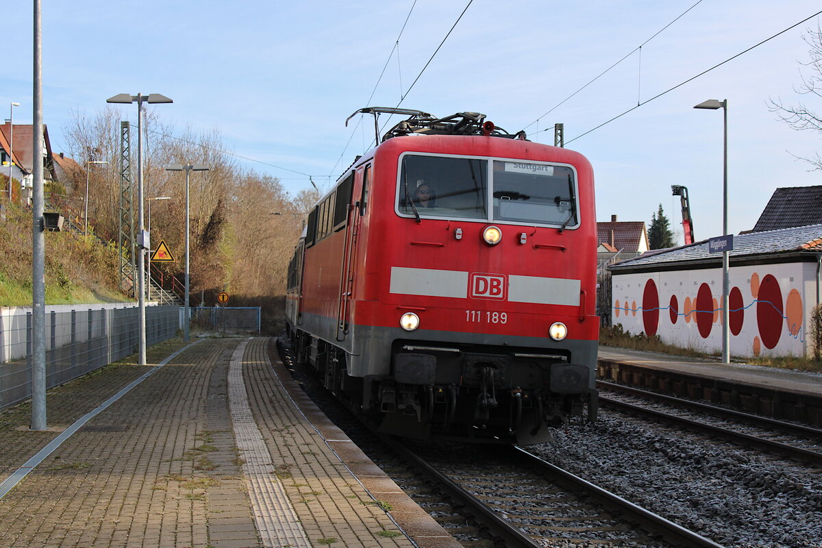 DB Gebrauchtzug 111 189 erreicht Mögglingen im Dienste für TRI mit einem Ersatzzug zur Fahrt als MEX13 nach Stuttgart Hbf. (13.12.2022)