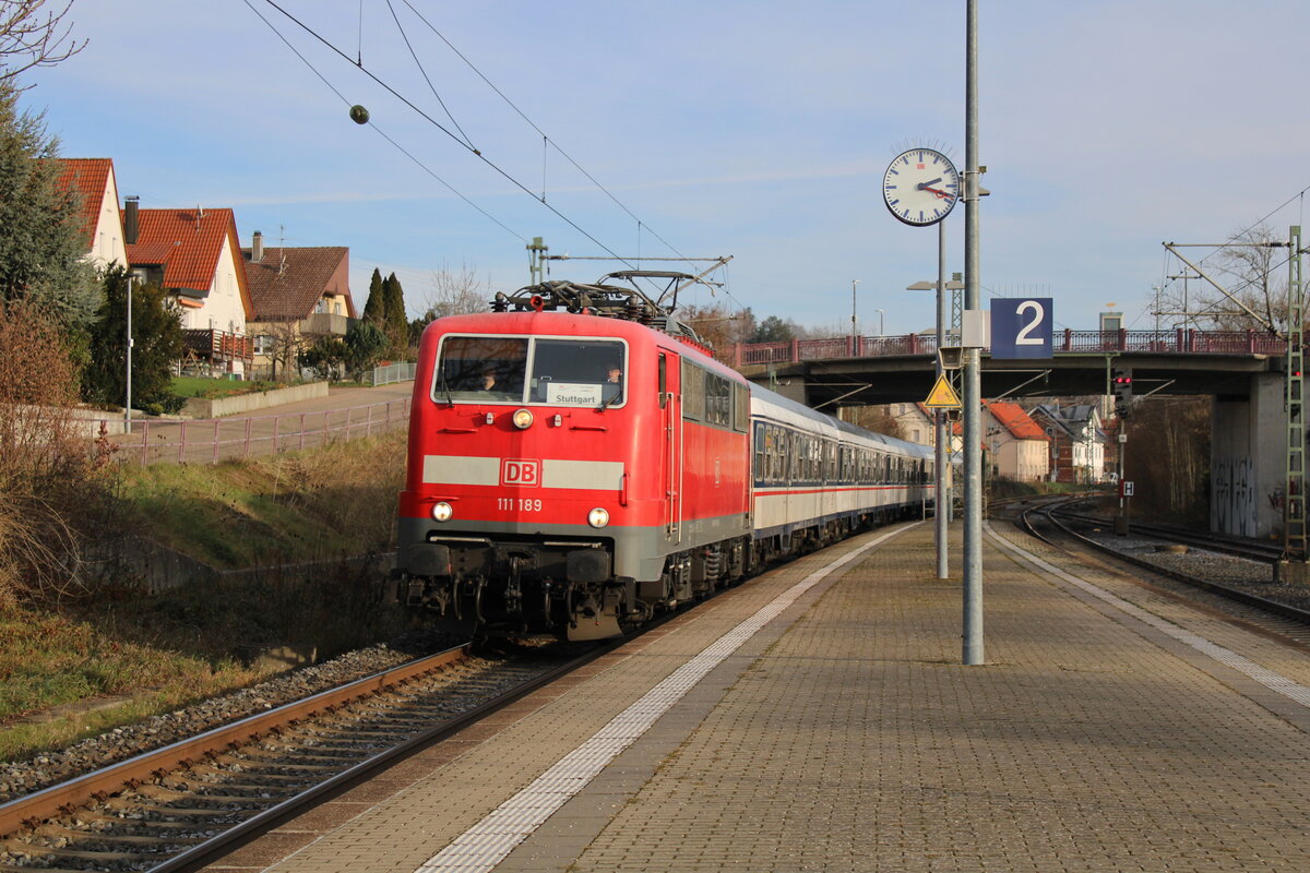 DB Gebrauchtzug 111 189 erreicht Böbingen(Rems) im Dienste für TRI mit einem Ersatzzug zur Fahrt als MEX13 nach Stuttgart Hbf. (13.12.2022)
