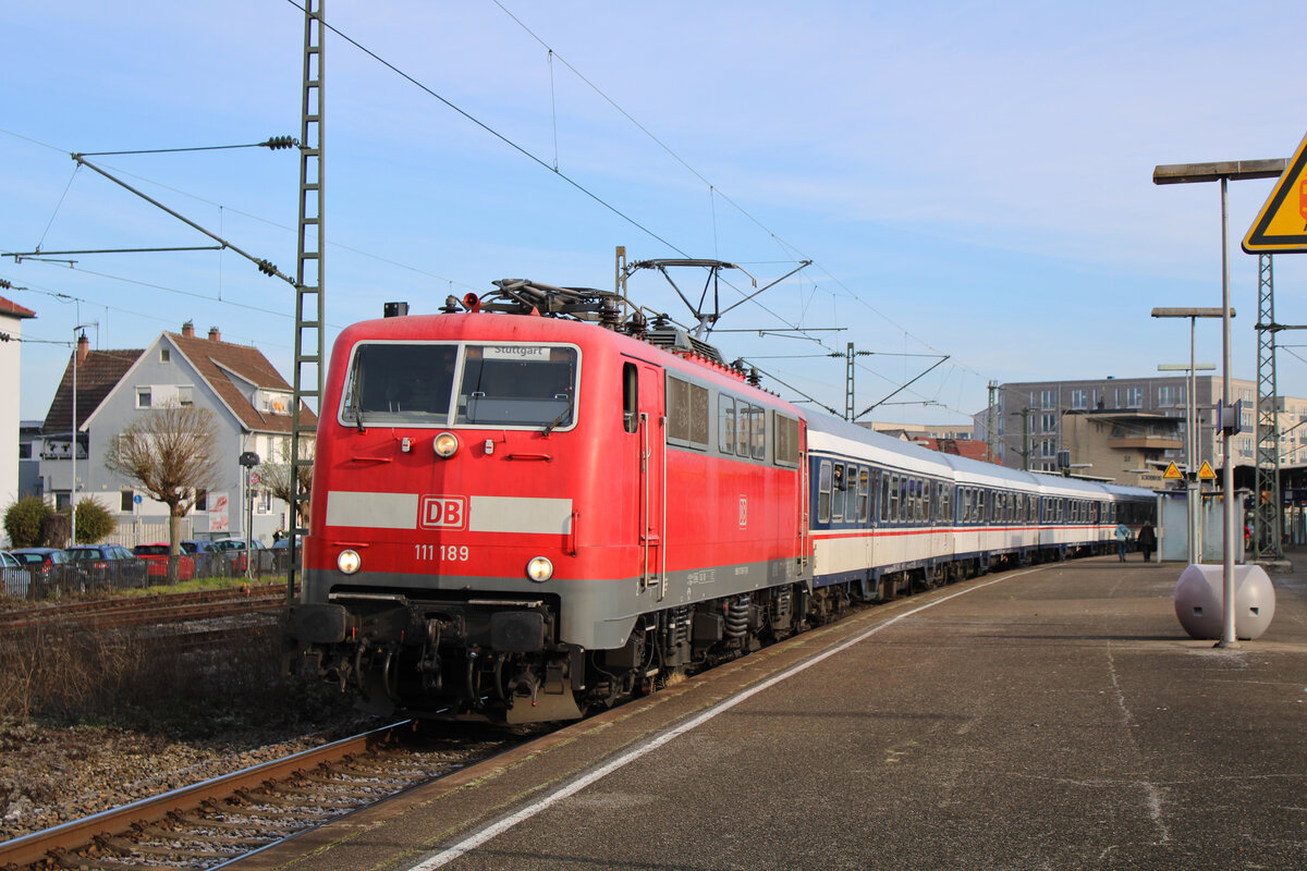 DB Gebrauchtzug 111 189 verlässt Schorndorf im Dienste für TRI mit einem Ersatzzug zur Fahrt als MEX13 nach Stuttgart Hbf. (13.12.2022)