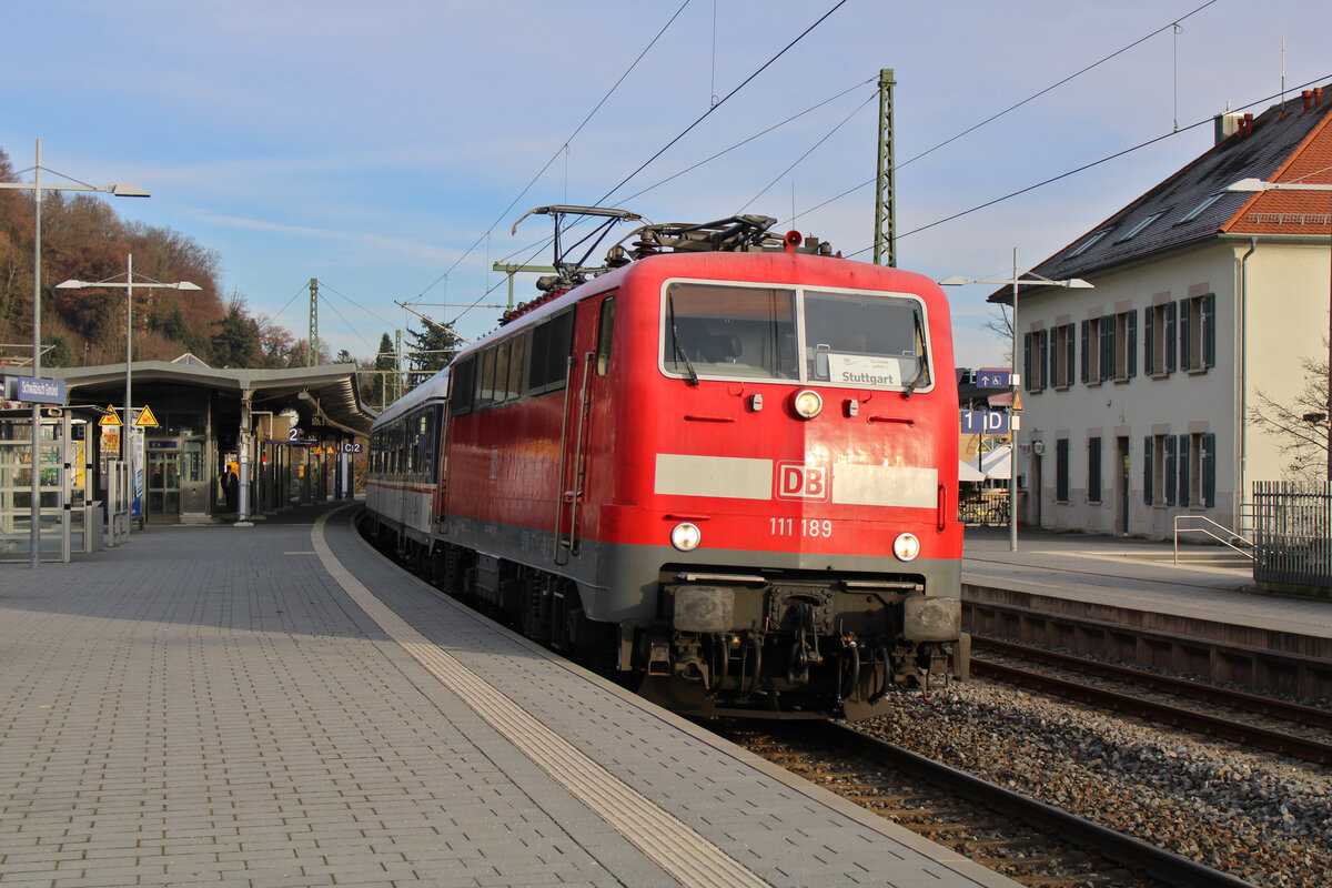 DB Gebrauchtzug 111 189 verlässt Schwäbisch Gmünd im Dienste für TRI mit einem Ersatzzug zur Fahrt als MEX13 nach Stuttgart Hbf. (13.12.2022)