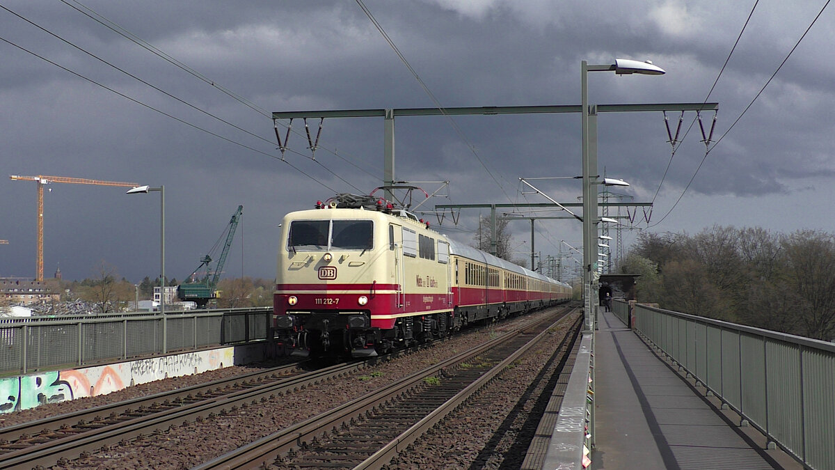DB Gebrauchtzug 111 212-7 rollt mit ihrem AKE-Rheingold anlässlich einer Köln-Rundfahrt am 09.04.2022 von Köln-Kalk kommend auf die Südbrücke.