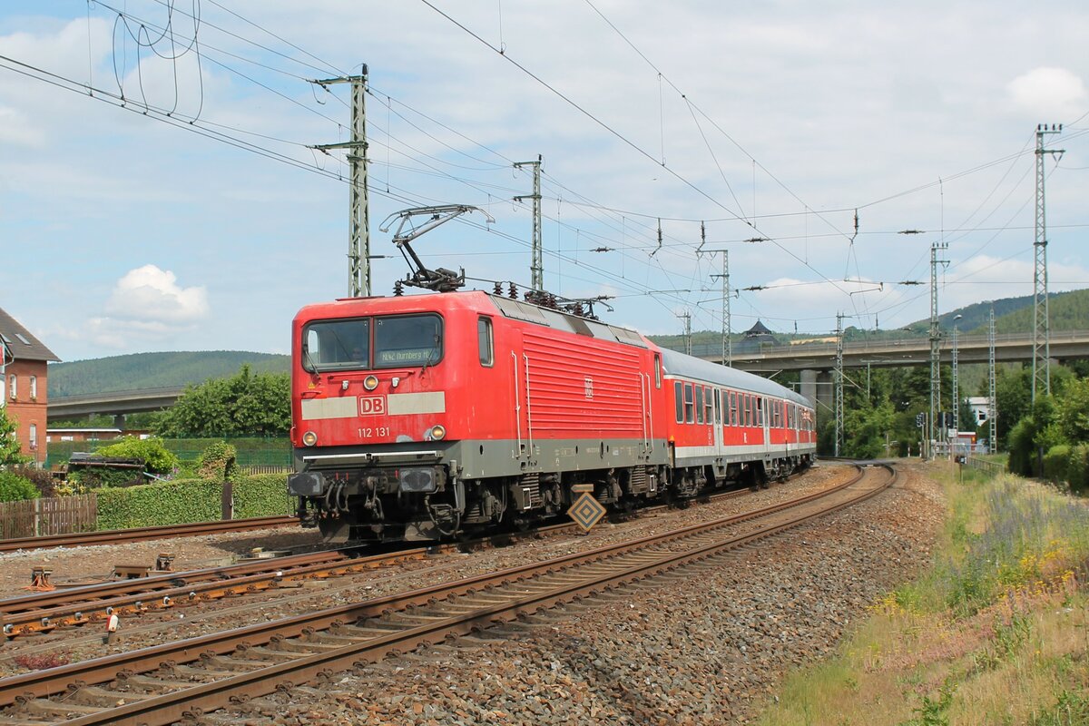 DB Gebrauchtzug-112 131 mit WFL-Steuerwagen Bnrbdzf 480.1 und WFL-Reisezugwagen am 25.6.2022 in der Einfahrt nach Saalfeld/Saale. Seit dem 24.6. betreibt die Deutsche Bahn diesen einen Entlastungszug jeweils von Freitag bis Sonntag aufgrund der hohen Nachfrage beim Franken-Thüringen-Express zwischen Leipzig und Nürnberg.