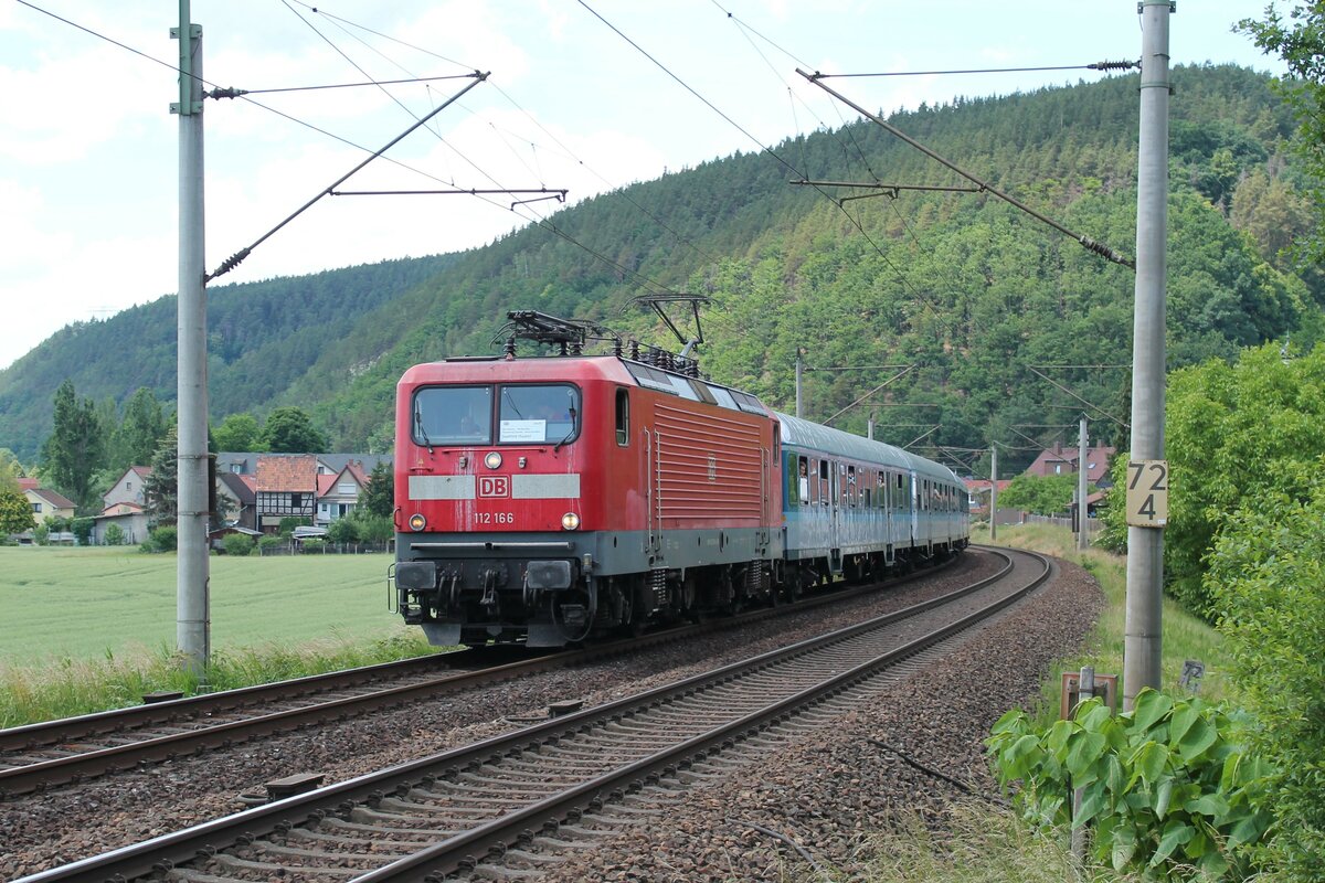 DB Gebrauchtzug-112 166-4 (DB Regio Südost) mit GfF-Steuerwagen Bnrbdzf 480.1 im Einsatz als Ersatzzug für Abellio zwischen Halle (Saale)-Saalfeld (Saale) als RB 25. Hier am 12.6.2022 in Remschütz kurz vor Saalfeld (Saale)