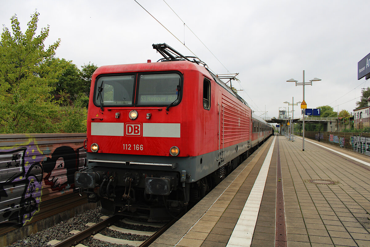 DB Gebrauchtzug 112 166 steht mit dem WFL-Ersatzzug als S3 nach Hannover Hbf in Hannover Anderten/Misburg. (25.09.2022)