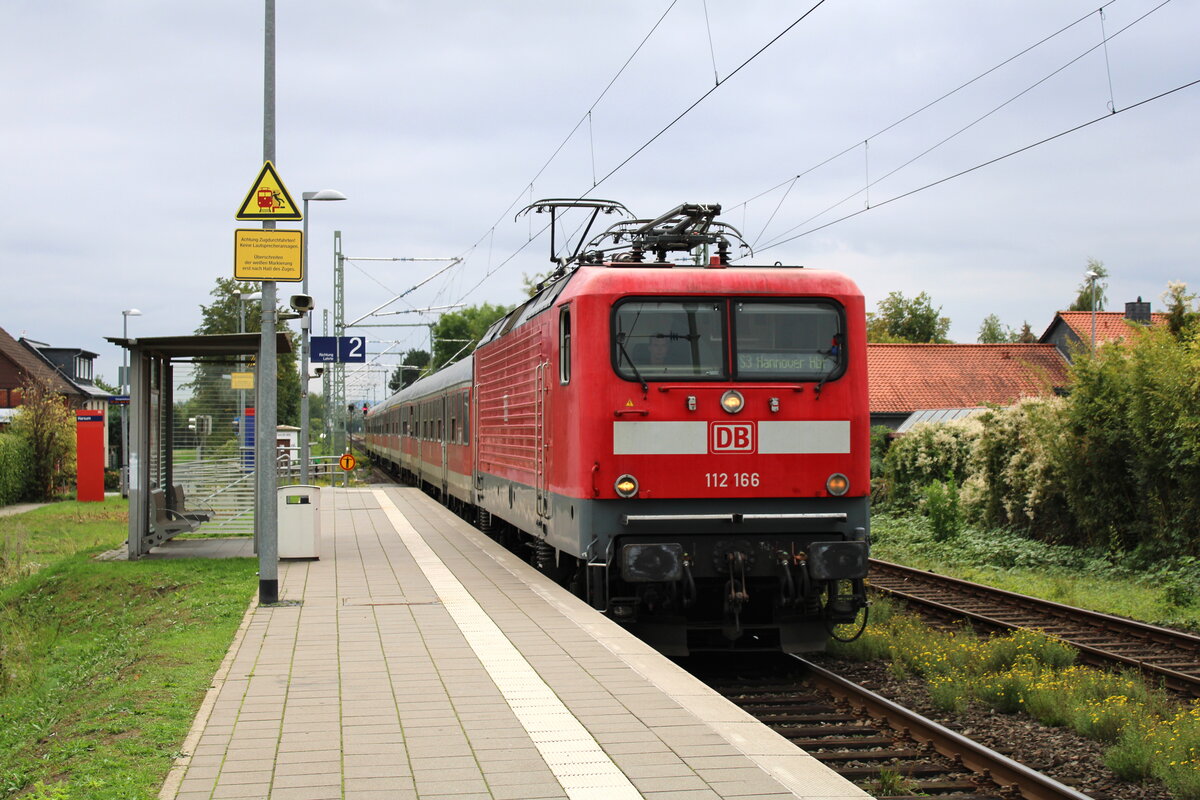 DB Gebrauchtzug 112 166 zieht den WFL-Ersatzzug als S3 nach Hannover Hbf und erreicht hier den Bahnhof Harsum. (25.09.2022)