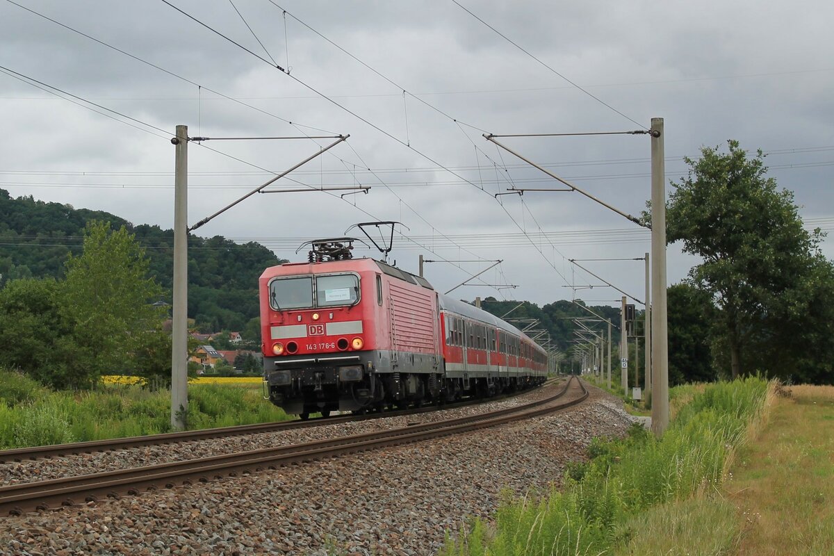 DB Gebrauchtzug-143 176-6 mit dem DB-Entlastungszug für den Franken-Thüringen-Express (RE42) zwischen Nürnberg und Leipzig am 10.7.2022 zwischen Großeutersdorf und Orlamünde.