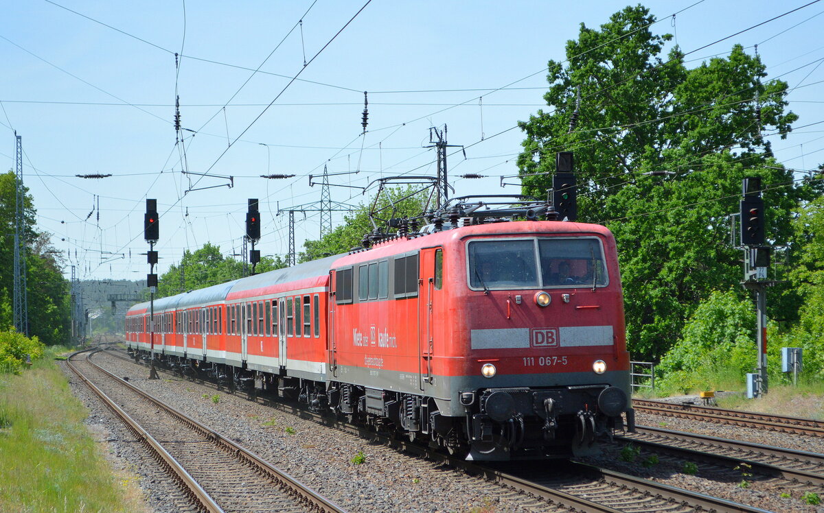 DB Gebrauchtzug (Mietlok)  111 067-5  (NVR:  91 80 6111 067-5 D-DB ) mit Sonderzug am 16.05.22 Durchfahrt Bf. Saarmund.