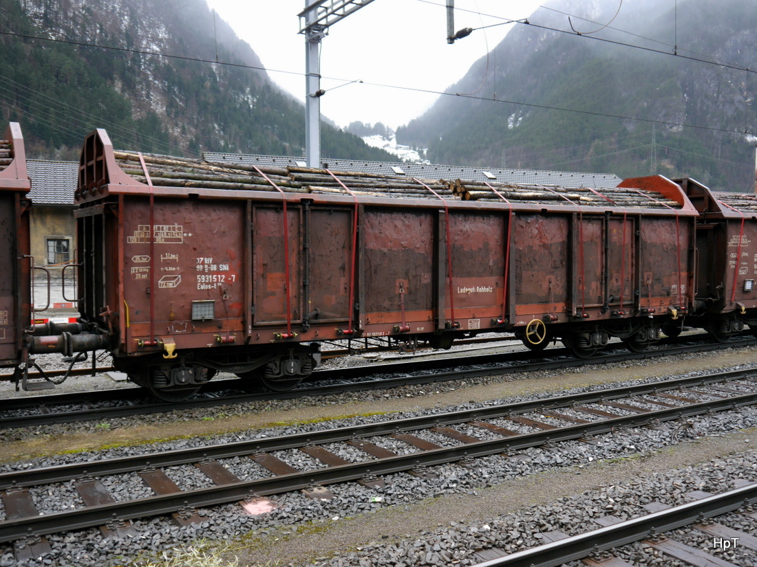 DB - Güterwagen Ealos-t  37 80 893 1 512-7 in einem Güterzug im Bahnhof Erstfeld am 27.02.2015