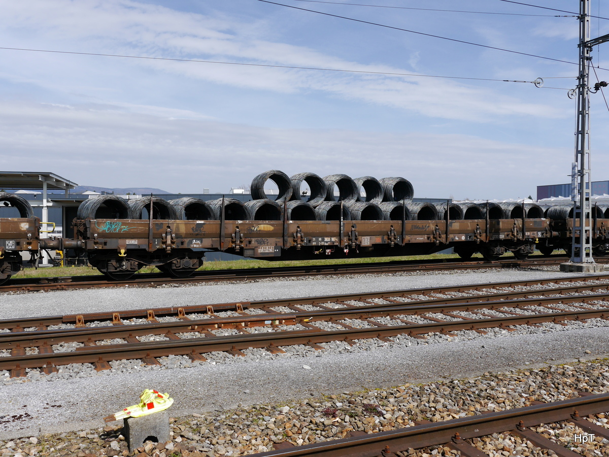 DB - Güterwagen von Typ Res 31 80 393 9 987-4 im Bahnhofsareal von Langenthal am 03.04.2018