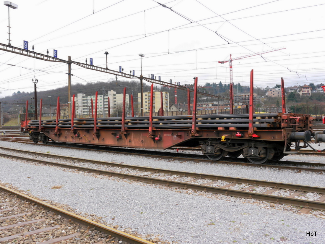 DB - Güterwagen Typ Rns-Z 31 80 399 1 183-5 abgestellt im Areal des Güterbahnhof in Biel am 22.03.2015