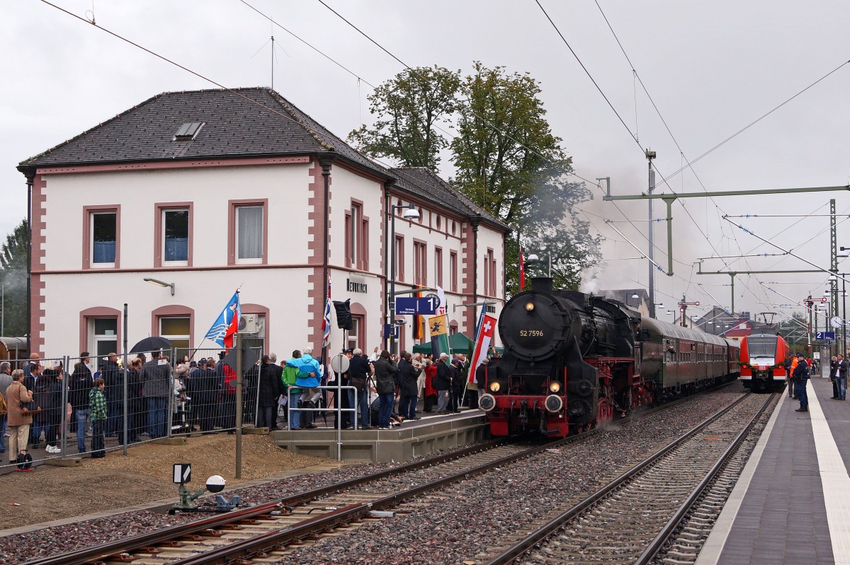 DB Hochrheinbahn: EINWEIHUNGSFEST nach Fertigstellung der Strecke Schaffhausen-Erzingen (Baden) vom Samstag den 5. Oktober 2013. Grosser Bahnhof in Neunkirch fr den Dampfzug mit der 52 7596 der EFZ. Dieser Sonderzug wurde von vielen Schaulustigen und mit rassiger Marschmusik empfangen. 