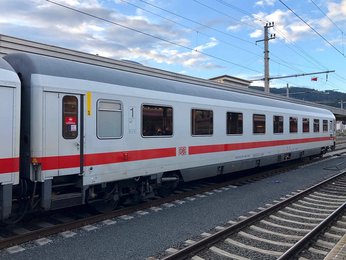 DB IC 1.Klasse Abteilwagen am Zugschluss des REX 5361 von Landeck-Zams. Aufgenommen in Innsbruck Hbf am frühen Morgen des 06.08.2021