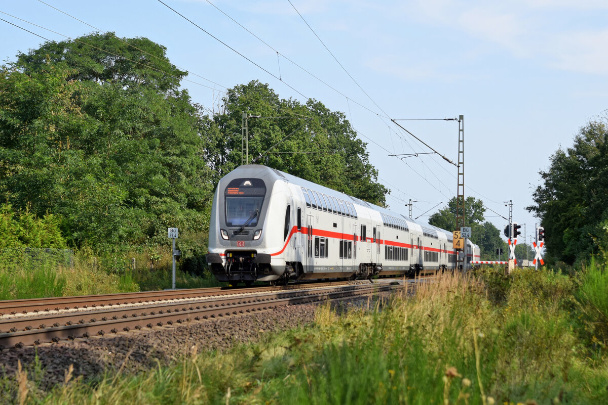 DB IC (2) 2038 Leipzig Hbf - Emden Hbf mit Steuerwagen 86-81 851 voraus, Schublok ist DB 146 567 (Nienburg, 14.09.2021).