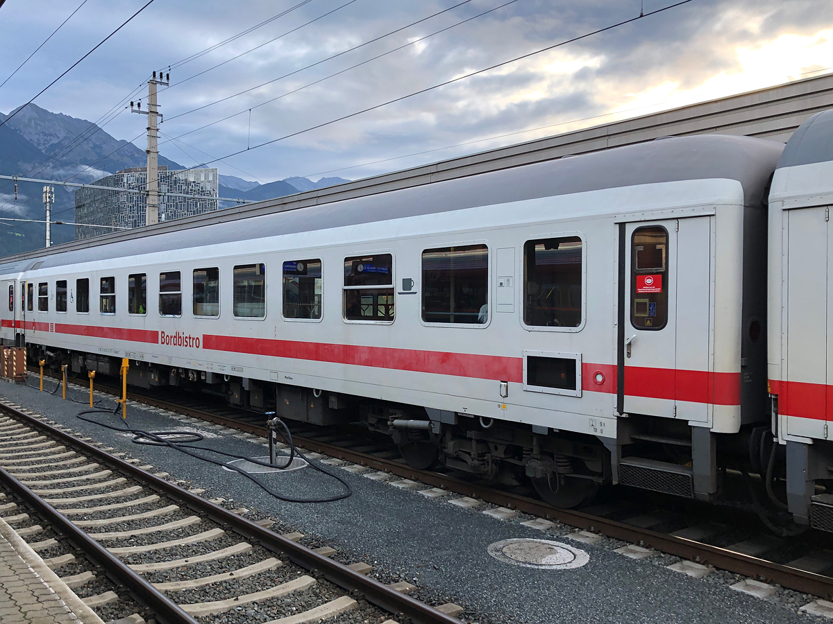 DB IC Bordbistro eingereiht im REX 5361 von Landeck-Zams. Aufgenommen in Innsbruck Hbf am frühen Morgen des 06.08.2021