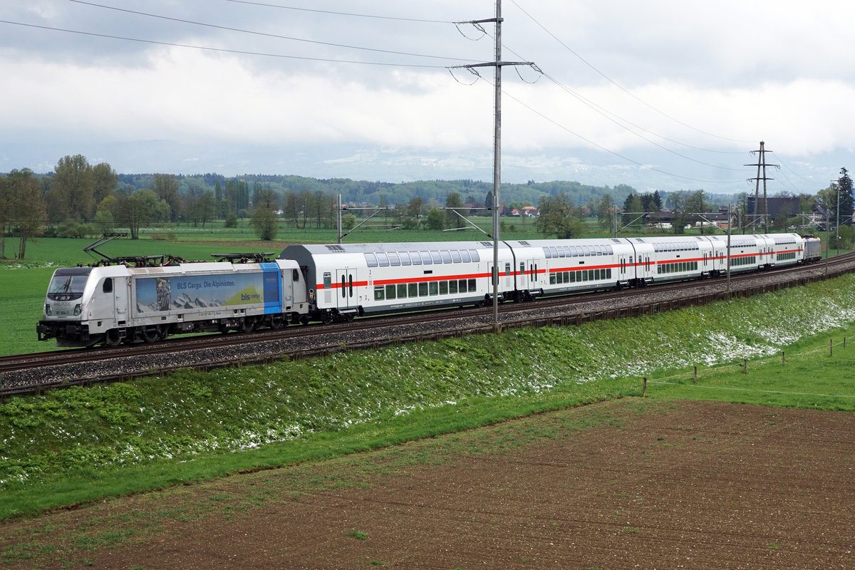 DB IC Dosto in der Schweiz.
Testzug mit BR 187 004 - 7 und BR 187 006 - 2 an beiden Enden.
Die Aufnahme entstand am 5. Mai 2019 bei Bollodingen anlässlich der Fahrt Frutigen - Solothurn HB.
Foto: Walter Ruetsch
