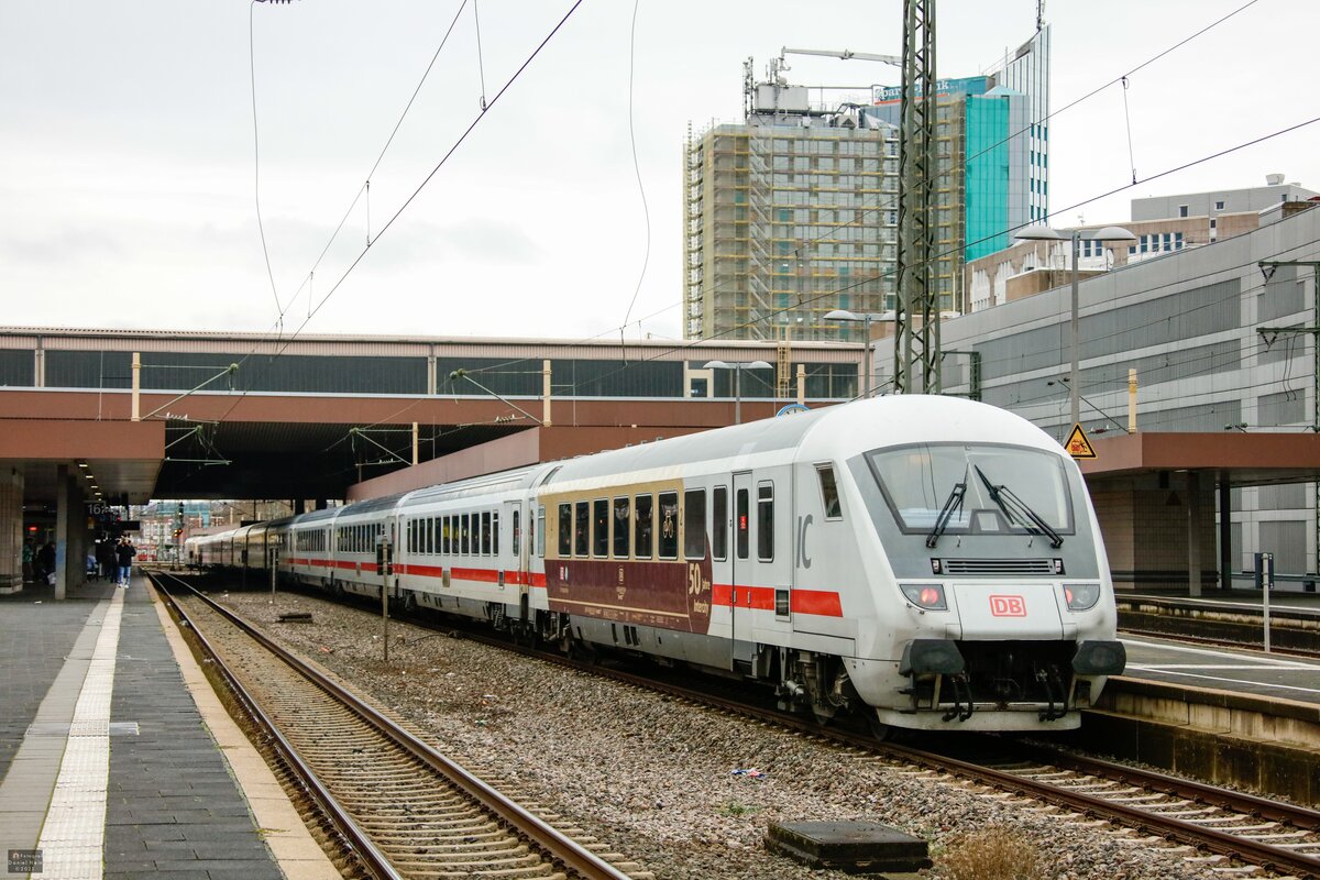 DB IC Steuerwagen  50 Jahre Intercity  in D�sseldorf Hbf, Dezember 2021.