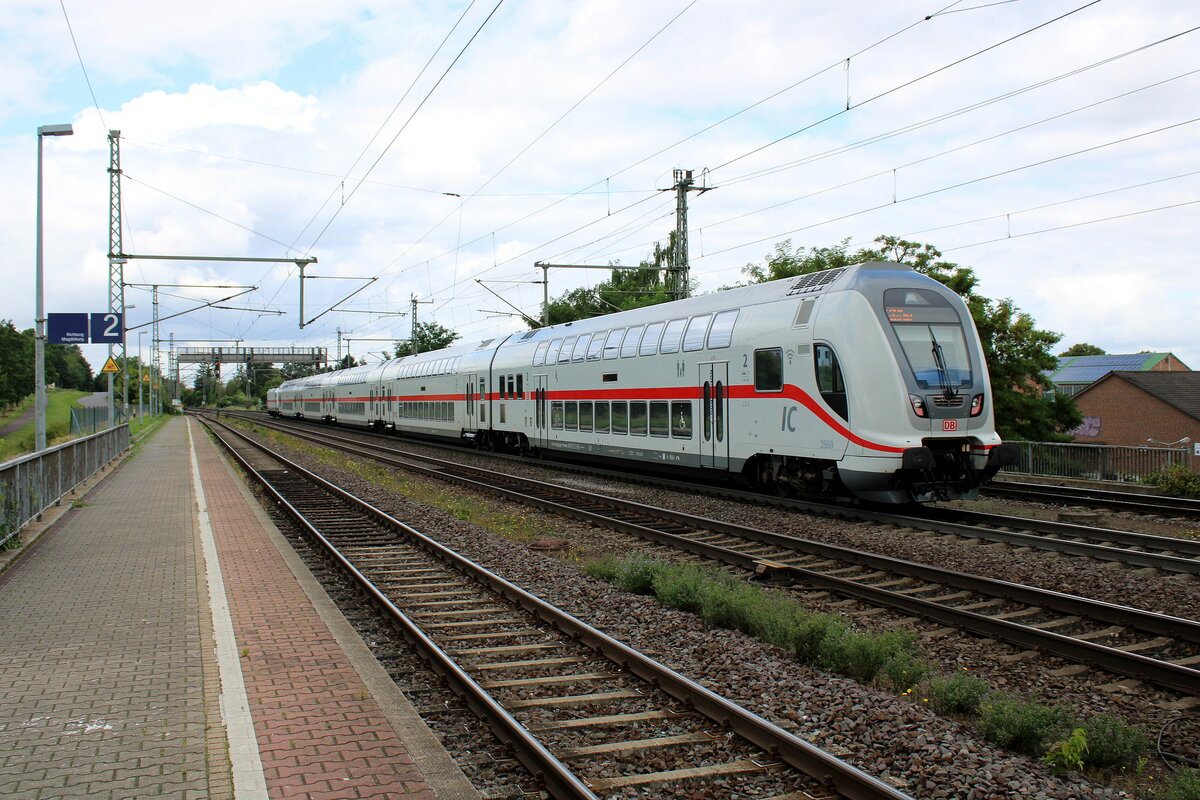DB IC2 2869 (D-DB 50 80 86-81 869-9 DBpbzfa 668.2) als IC 2430 von Leipzig Hbf nach Emden Hbf, am 04.08.2023 in Niederndodeleben.
