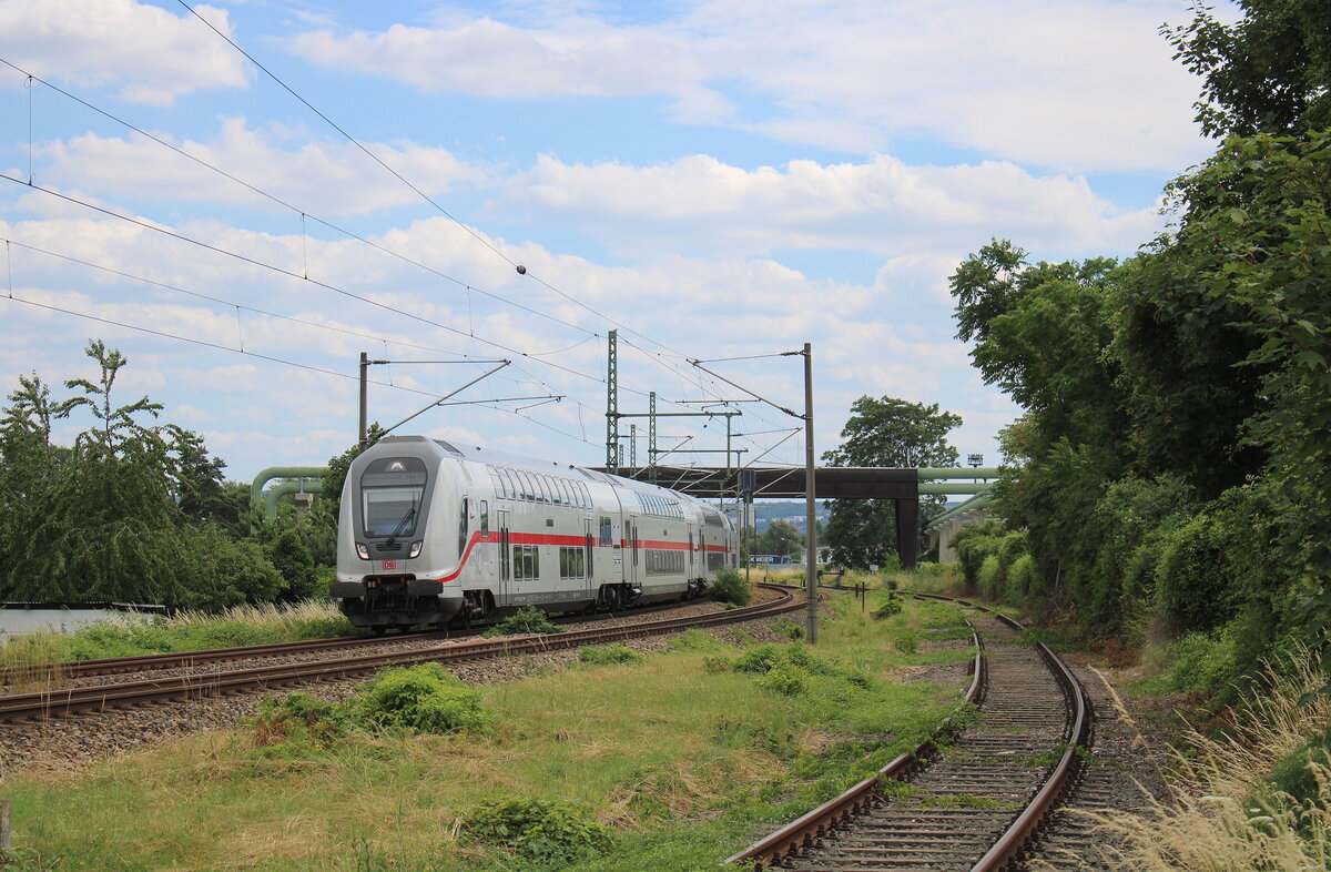 DB IC2 4911 (D-DB 50 80 86-81 911-9 DBpbzfa 668.4) war am 02.07.2026 in Erfurt Ost Richtung Sangerhausen unterwegs. Standort ist am Bahn�bergang.
