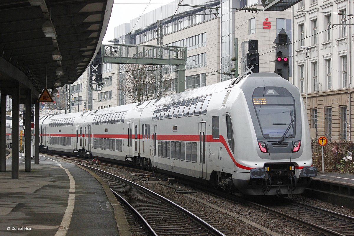 DB IC2 Dostos mit IC2044 in Wuppertal Hbf, Dezember 2016.