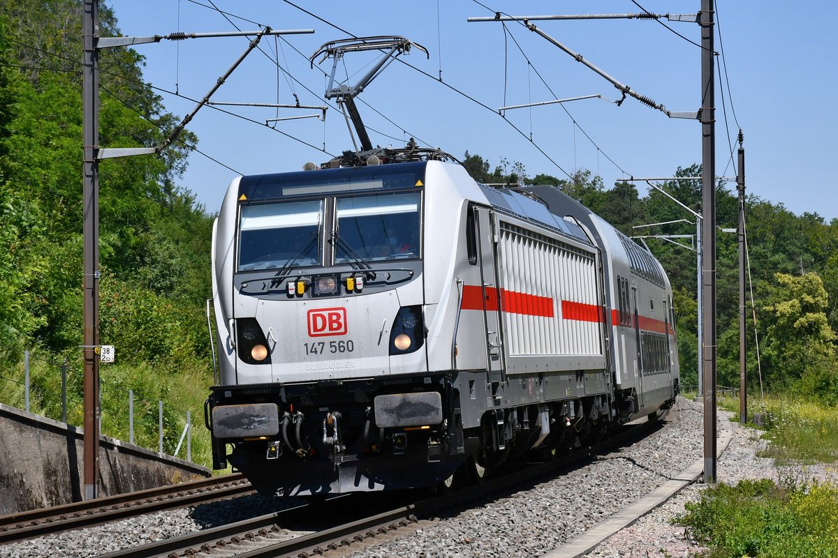 DB IC2 mit 147 560 und Steuerwagen DBpbzfa 86-81897-0 unterwegs zwischen Basel und Brugg und zurück am Nachmittag des 25.06.2020, aufgenommen an der Bözbergstrecke bei Schinznach-Dorf (Schweiz).