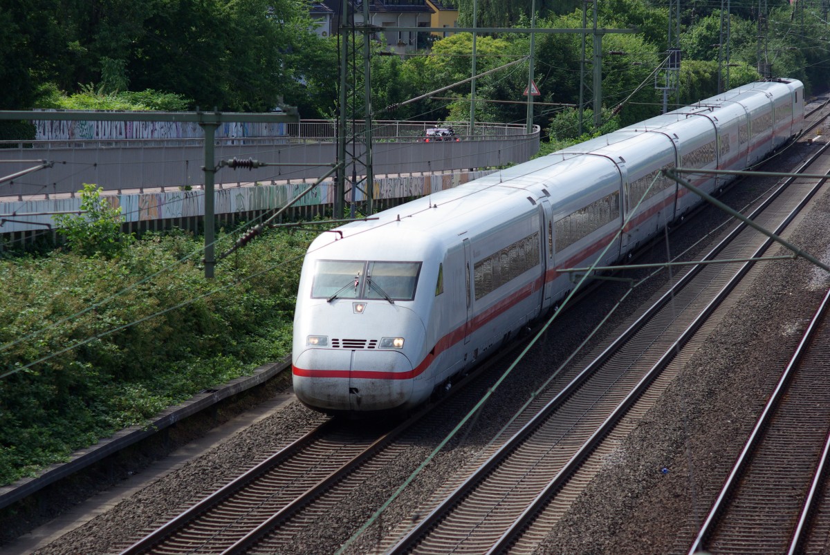 DB ICE 2 (Baureihe 402) am 11.07.2015 in Duisburg Großenbaum. 