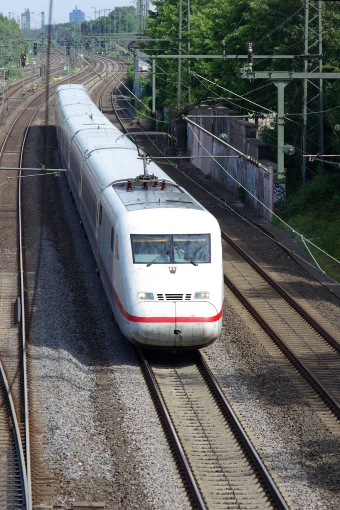 DB ICE 2 (Baureihe 402) am 11.07.2015 in Duisburg Großenbaum. 