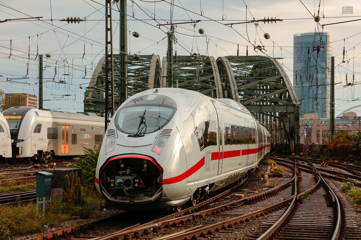 DB ICE 3neo 408 541 in K�ln, Oktober 2025.