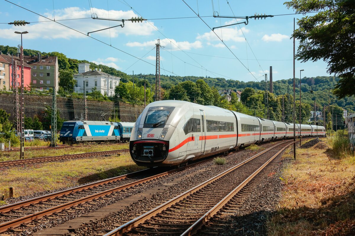 DB ICE 4 & im Hintergrund TCS 101 133-7 in Wuppertal, Juli 2025.