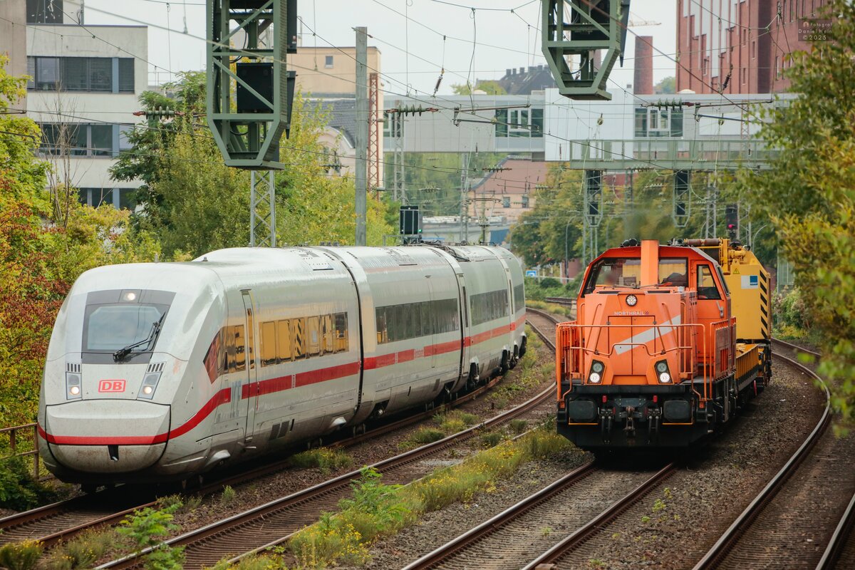 DB ICE 4 & rechts Northrail Gravita mit Bauzug in Wuppertal, September 2025.