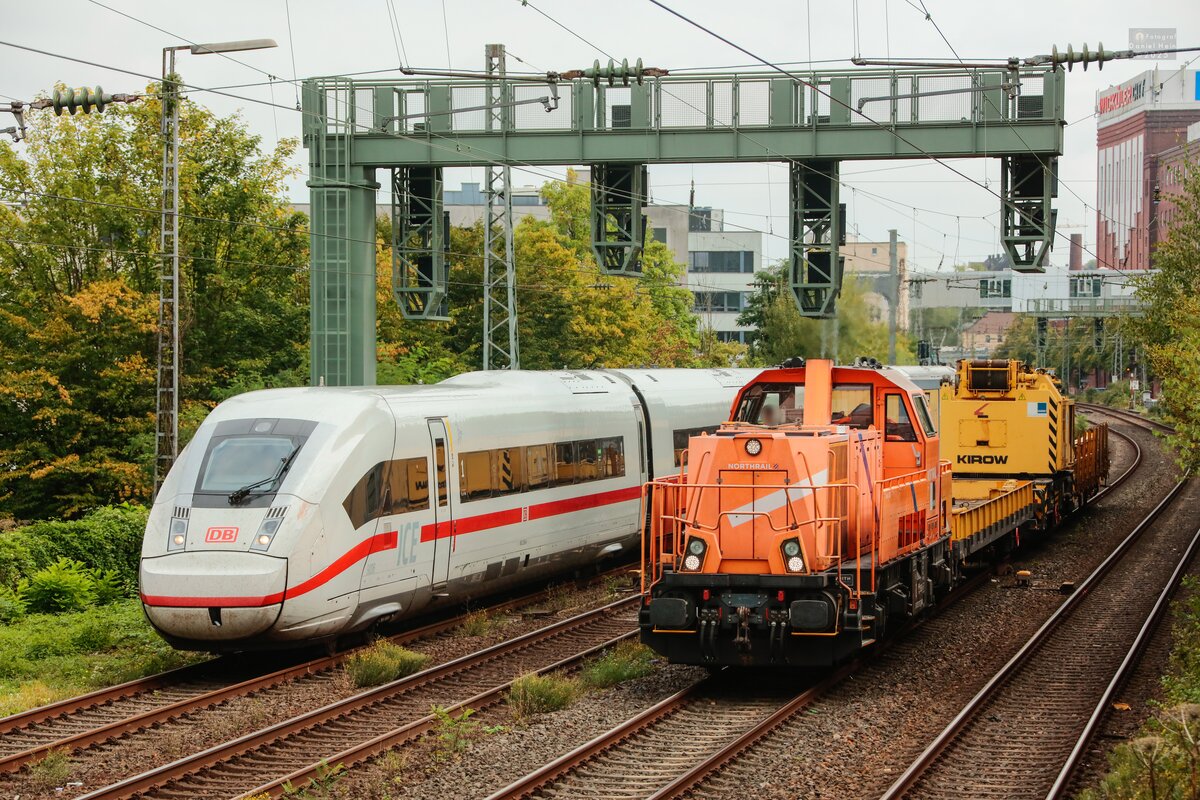DB ICE 4 & rechts Northrail Gravita mit Bauzug in Wuppertal, September 2025.