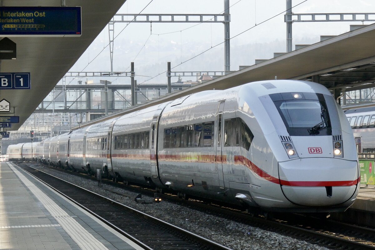 DB ICE 4 BR 412 020 Tz 9020 am 5.3.23 bei der Einfahrt in Spiez.
