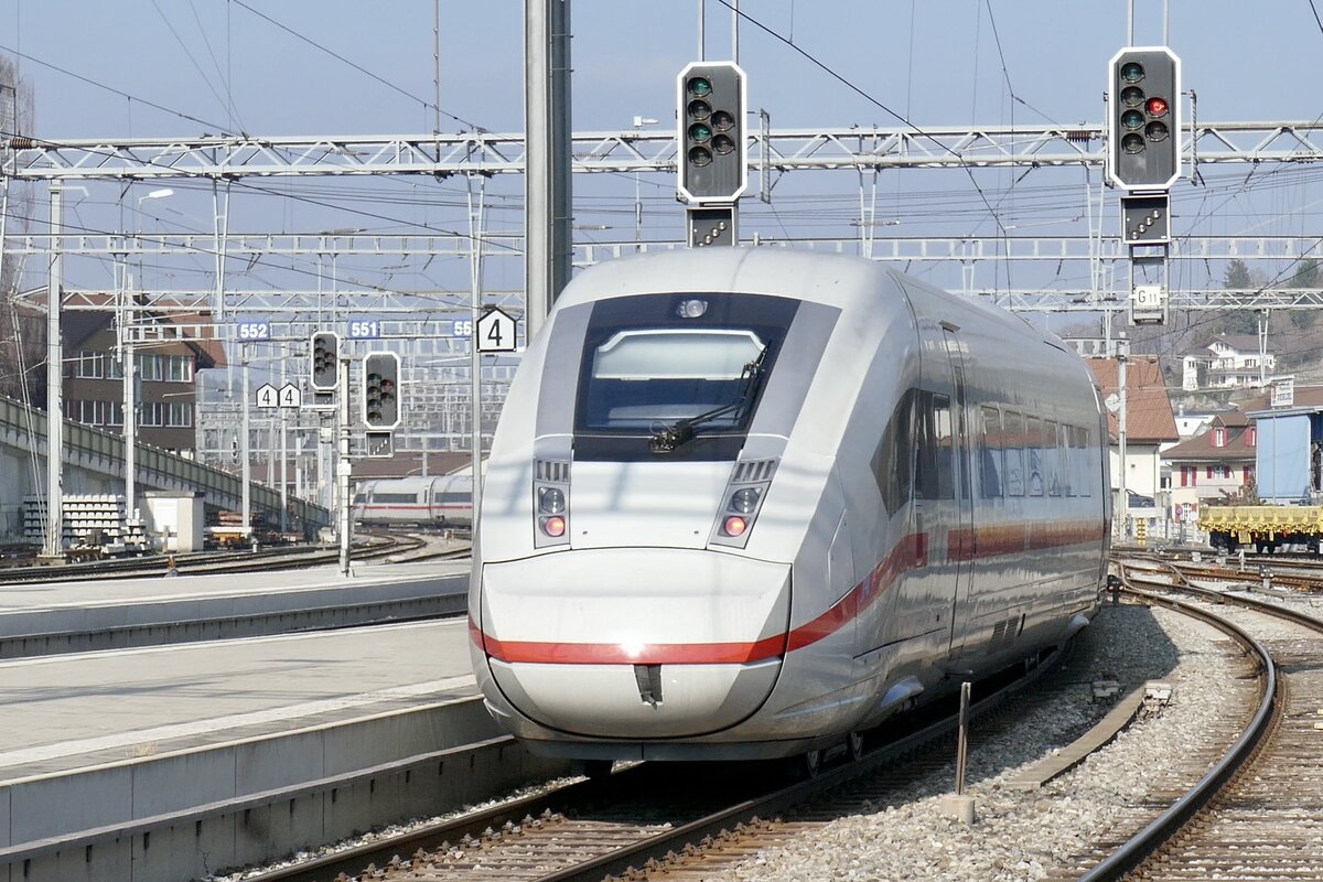 DB ICE 4 Tz 9478 am 4.3.23 bei der Abfahrt im Bahnhof Spiez.