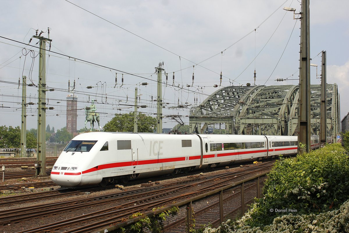 DB ICE 401 554-1  Flensburg  in K�ln an der Hohenzollernbr�cke, Mai 2016.