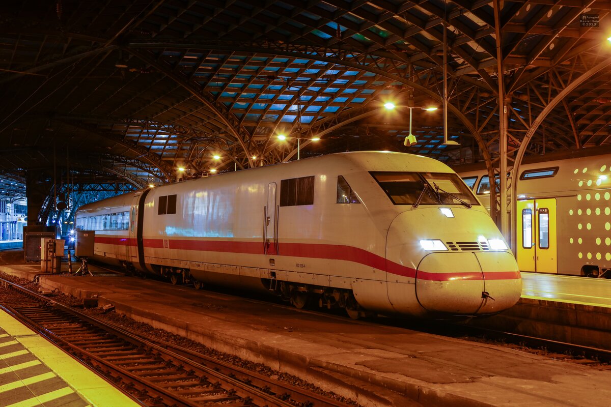 DB ICE 402 038-4 in Köln Hbf, Januar 2023.